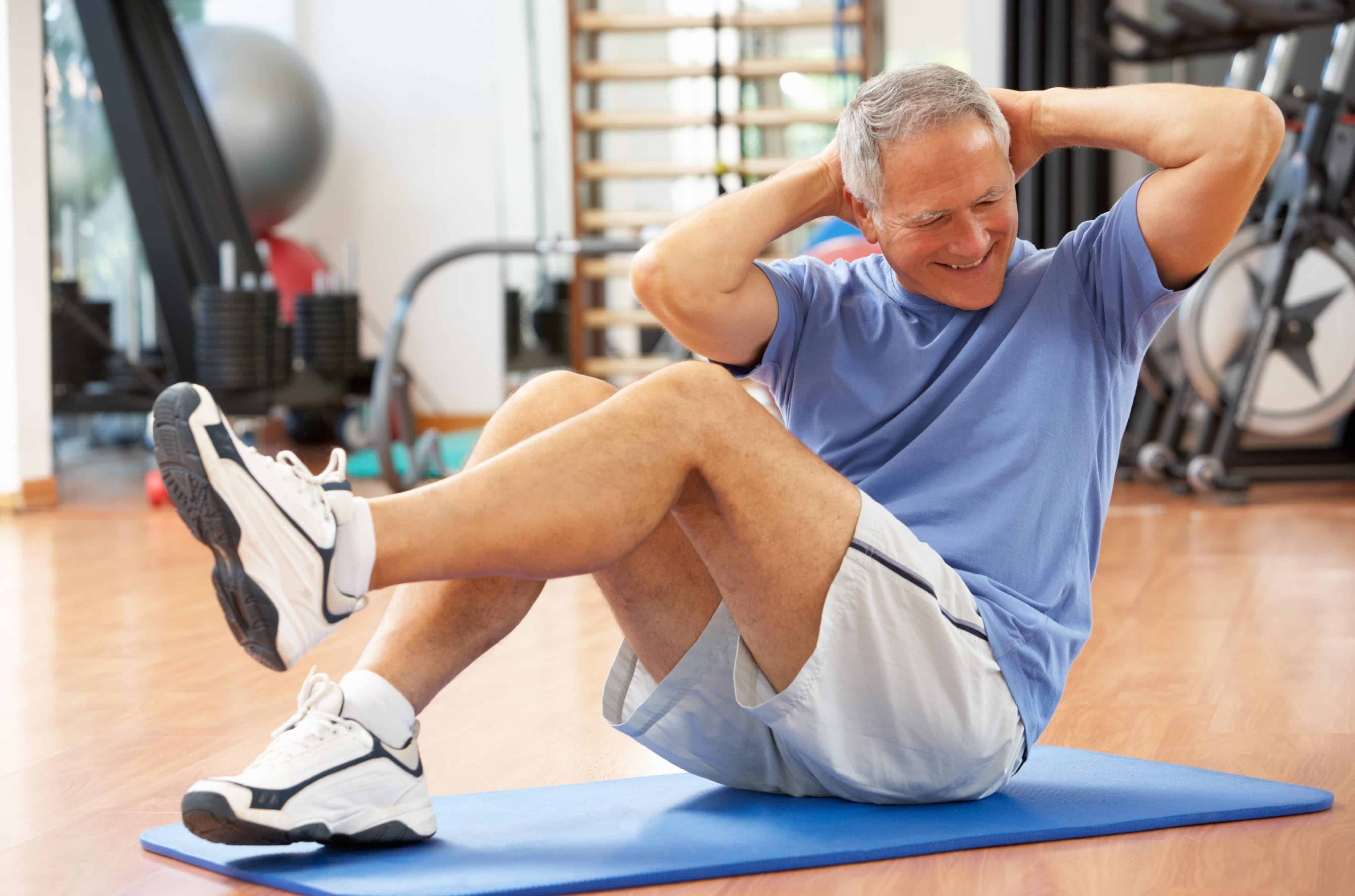 Упражнение для здоровья и долголетия. Физические упражнения. Физические нагрузки. Пожилой мужчина занимается спортом. Физические тренировки.