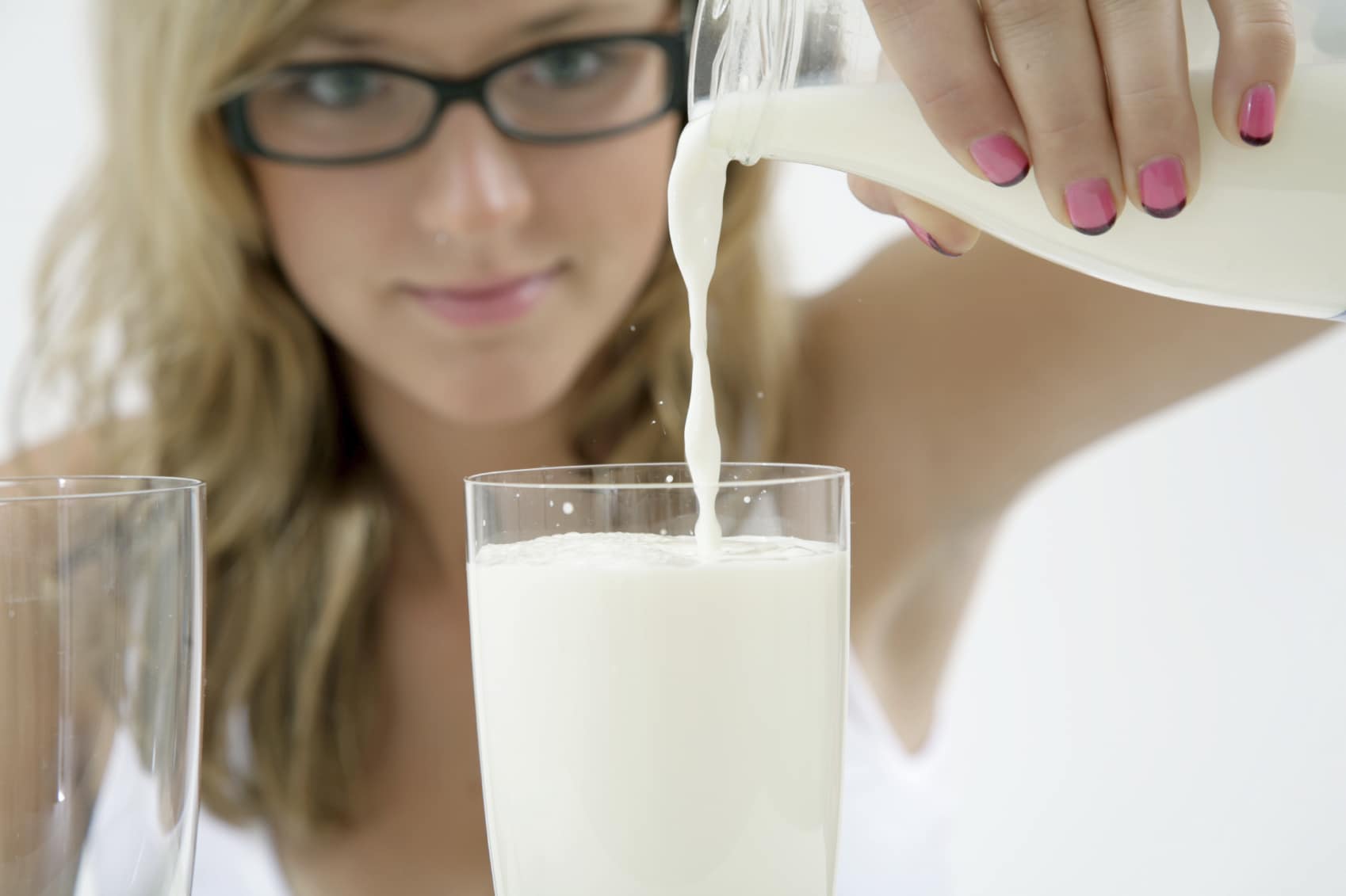 Кефир вредно пить. Молоко. Пьет молоко. Молоко фото. Девушка с молоком.